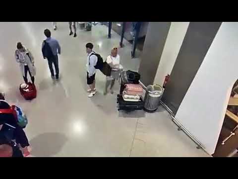 Η «γυναίκα αράχνη» της Μυκόνου, στο αεροδρόμιο Ελευθέριος Βενιζέλος | CNN Greece