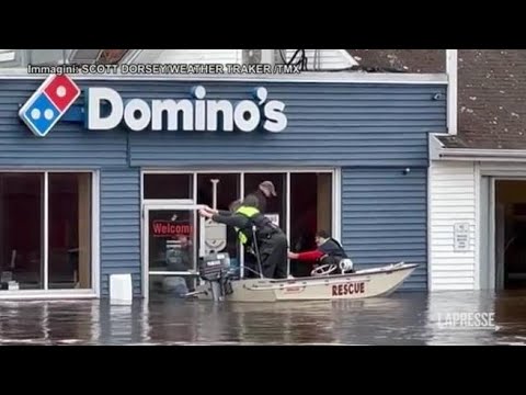 Acqua alta e blackout in Connecticut: il salvataggio di due uomini bloccati in un fast food