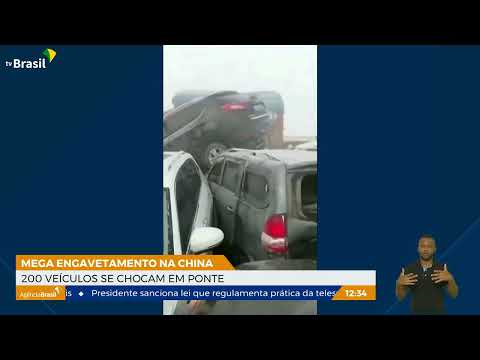 China: 200 veículos se chocam em ponte
