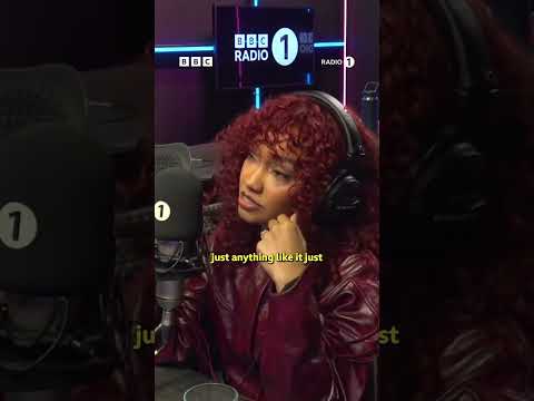 we'd love a sneak at the @LittleMix group chat 👀 #LeighAnne #LittleMix