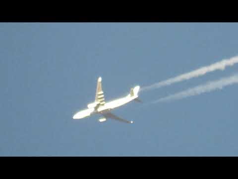 United Arab Emirate plane at 40,000 feet - طائرة الإمارات العربية المتحدة على ارتفاع 40 ألف قدم