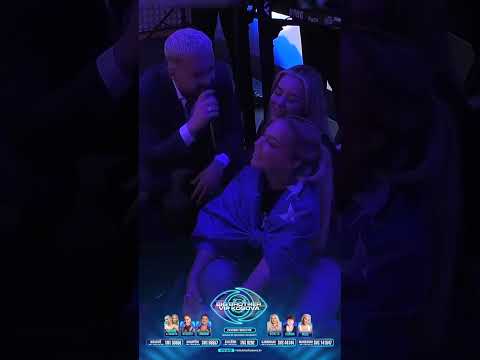 Kushtrimi i mban dorën në krah Aurorës dhe i këndon!