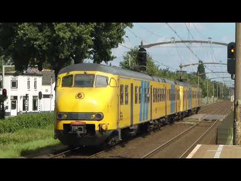 Het Nederlandse Mat'64 stoptreinmaterieel | The Dutch 'Mat '64' trainsets