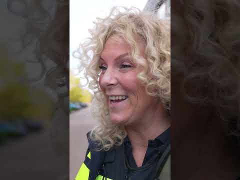 Wow! Een politieagent! Wat doet die eigenlijk allemaal? #raadeenswatikdoe #npozappelin #zappelin