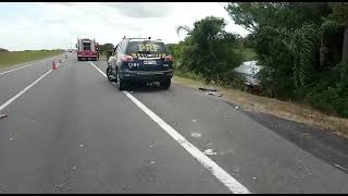 Condutor de caminhão, carregado de combustível, perde o controle e sai da pista na BR-116 em Pelotas