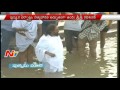 Sri Sri Ravi Shankar Takes Holy Dip in Krishna Pushkaralu Vijayawada