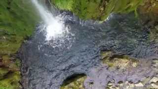 Cascada Vadu Crişului din Munţii Pǎdurea Craiului, Judetul Bihor.
Inalta de 9 metri impresioneaza prin prabusirea brusca a apei paraului ce iese din pestera in apele raului Crisul Repede. Este vizibil