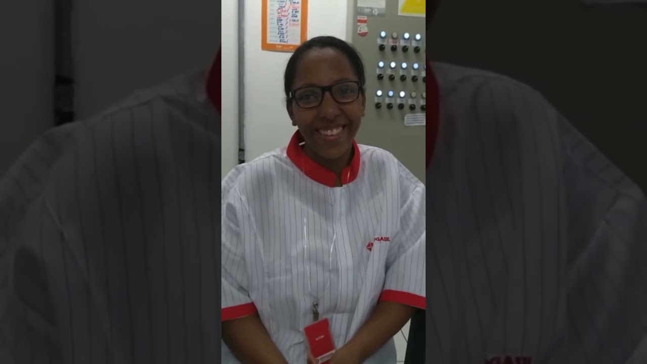 Escurecendo a loja funcionária de farmácia é vítima de racismo no 1º dia de trabalho