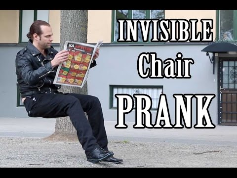 Дечко си седнува на невидлив стол крај тротоарот и си чита весник