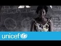 Une enseignante dans sa classe d'enfants déplacés, comme elle, par le conflit qui déchire leur pays