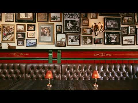 BLØF en Racoon hebben hun jarenlange vriendschap bezegeld door het uitbrengen van een gezamenlijke single met de titel ‘Glas’. De track is een ode aan vriendschap, herinneringen en het vieren van het leven. 

Volg BLØF ook via:
https://instagram.com/blof
https://tiktok.com/@blofband
https://facebook.com/blofband
https://twitter.com/blof 
https://youtube.com/user/bloftv
https://blof.nl

Volg Racoon ook via:
https://instagram.com/racoonband
https://tiktok.com/@racoonhq
https://facebook.com/racoonband
https://twitter.com/racoonband 
https://www.youtube.com/@Racoonband
https://racoon.nl

#BLØF #Racoon #Glas #DrinkNogEenGlasMetMij

——————————

LYRICS
Zij nam mijn denken weg,  
Dat gebeurt niet bij zo velen. 
Goeie vrienden vielen weg,  
Ik wilde haar met niemand delen 
En jij, die daar terecht op zegt: 
“Een echte vriend die valt niet weg. 
Die zoekt je op en die vertelt je: ”wat ie vindt, o goed of slecht” 

Drink nog een glas met mij 
Stort je hart erbij 
Drink op de eeuwigheid 
Op verloren tijd 
Morgen een hoofd vol spijt… 

Morgen is nog zo ver weg, 
Morgen zien we wel weer verder 
Geloof me maar als ik je zeg: 
Voorbij de dood raak ik niet kwijt - niet echt 
Het leven is een goede reis 
Waarom zou dood dan anders zijn? 
Ik zeg: herinner me daaraan 
Als we strakjes zover zijn 

Maar drink nog een glas met mij 
Stort je hart erbij 
Drink op de eeuwigheid 
Op verloren tijd 
Ja tot die tijd… 

Licht kleurt de glazen rood 
Ik voel me klein en toch zo groot 
Laten we drinken vriend 
Lachen en janken als een kind 

O drink nog een glas met mij 
Stort je hart erbij 
Drink op de eeuwigheid 
Op verloren tijd 
Drink nog een glas met mij 
Aan de nacht voorbij 
Morgen een hoofd vol spijt 
Maar tot die tijd: 
Drink nog een glas met mij…