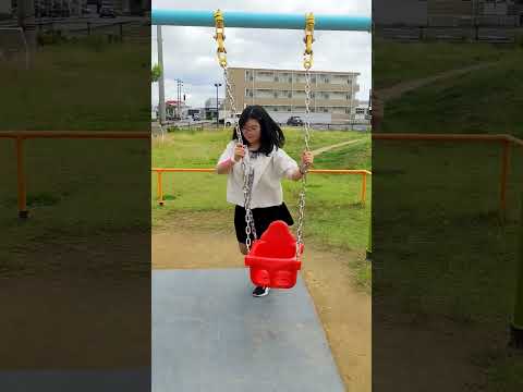 10年後、はるかブランコ入らない  Ten years later, she's too big to ride the swing