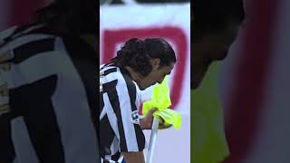 Iconic Camoranesi moment: guitar time 🎸? | #fiorentinajuventus #seriea #football