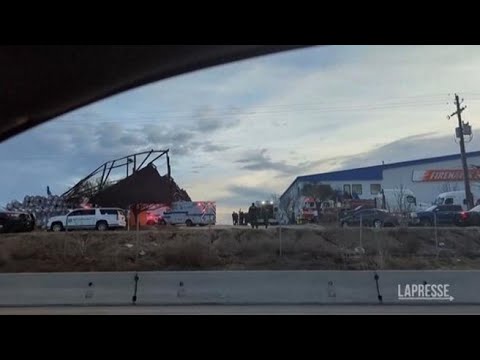 Crolla un hangar in aeroporto nell'Idaho: la struttura è collassata su se stessa
