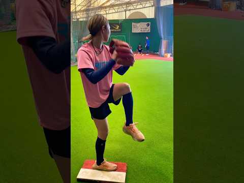カーブがすっぽ抜ける美人ギャル。#shorts