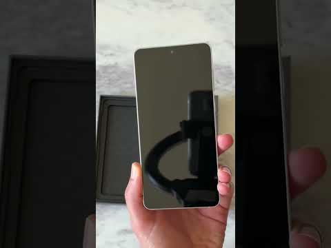 Unboxing Samsung’s Galaxy S25 Edge in Titanium Silver