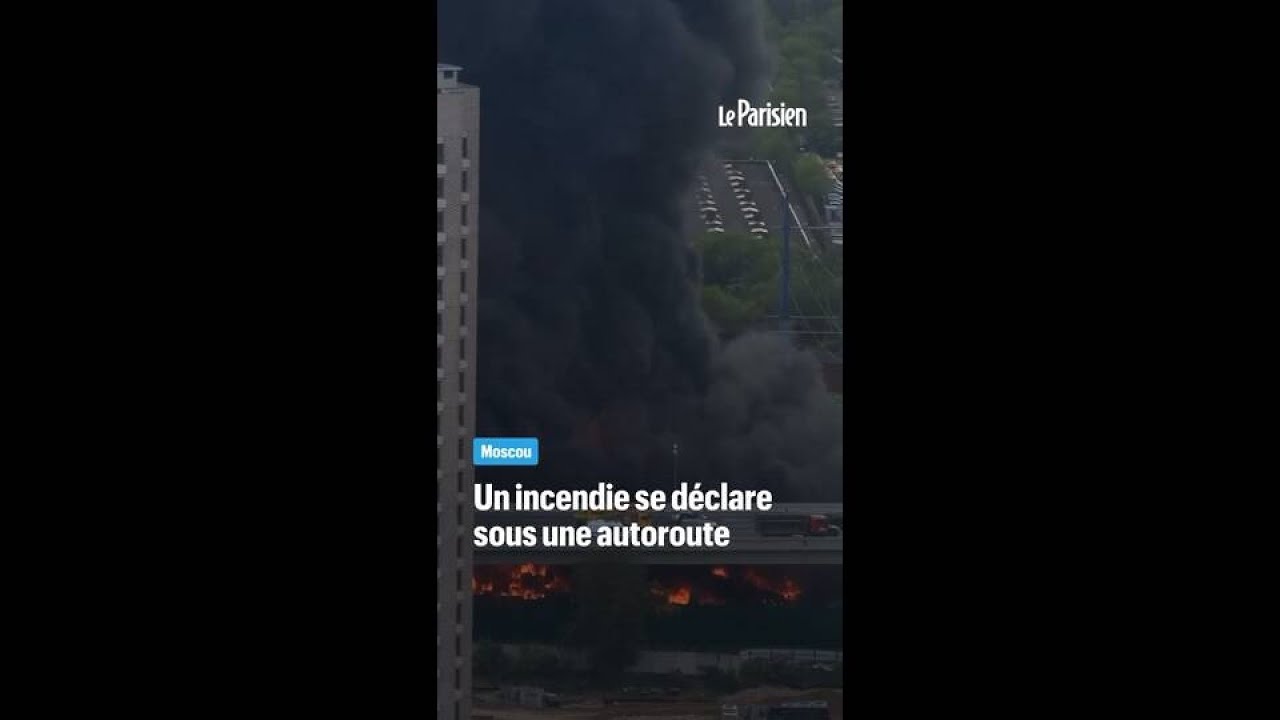 Moscou : un incendie impressionnant sous une autoroute