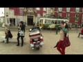 Una mujer caminando en la calle.