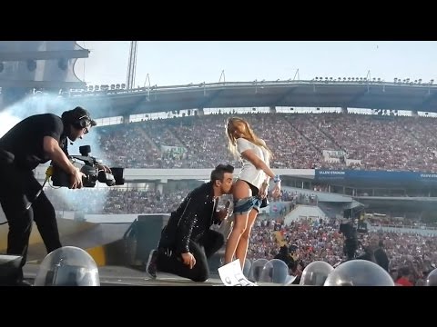 Скандално яки целувки между звезди и фенове