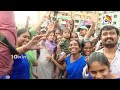 YS Bharathi Wishes CM Ys Jagan In Bus Yatra | సీఎం జగన్ బస్సుయాత్రలో అరుదైన దృశ్యం | 10TV News  - 01:02 min - News - Video