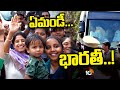 YS Bharathi Wishes CM Ys Jagan In Bus Yatra | సీఎం జగన్ బస్సుయాత్రలో అరుదైన దృశ్యం | 10TV News