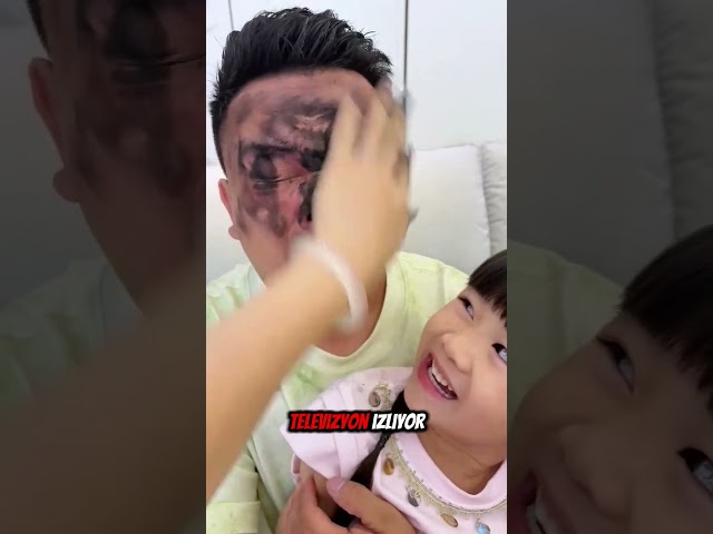 Kadın adamın yüzüne siyah boya sürdü 😀#shorts