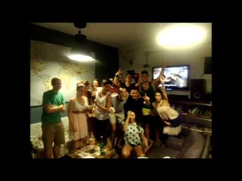 GrÃ cia City Hostel chiling with friends