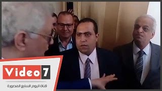 خناقة بين مرتضى منصور ومحامى عمرو الشوبكى بدار القضاء ...