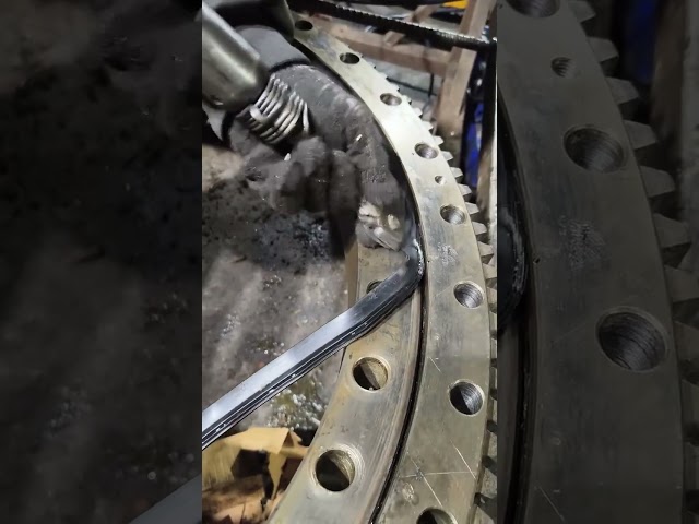 Excavator chassis sealing ring installation process
