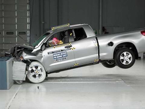 วิดีโอการขัดข้องการทดสอบ Toyota Tundra Double Cabs ตั้งแต่ปี 2549