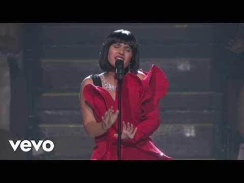 Alessia Cara - Scars To Your Beautiful (Live At The MTV VMAs / 2017)