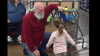小女孩誤認聖誕老人，老爺爺超有愛配合演出