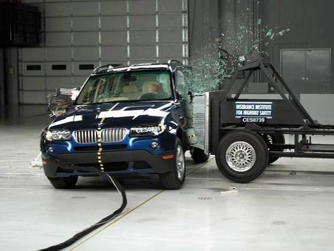 crash test video BMW X3 E83 din 2007