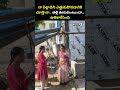 నా పిల్లాడిని ఎత్తుకుపోవడానికి చూస్తావా.. తల్లి ఊరుకుంటుందా.. ఉతికారేసింది | Kondapur Viral  - 00:07 min - News - Video