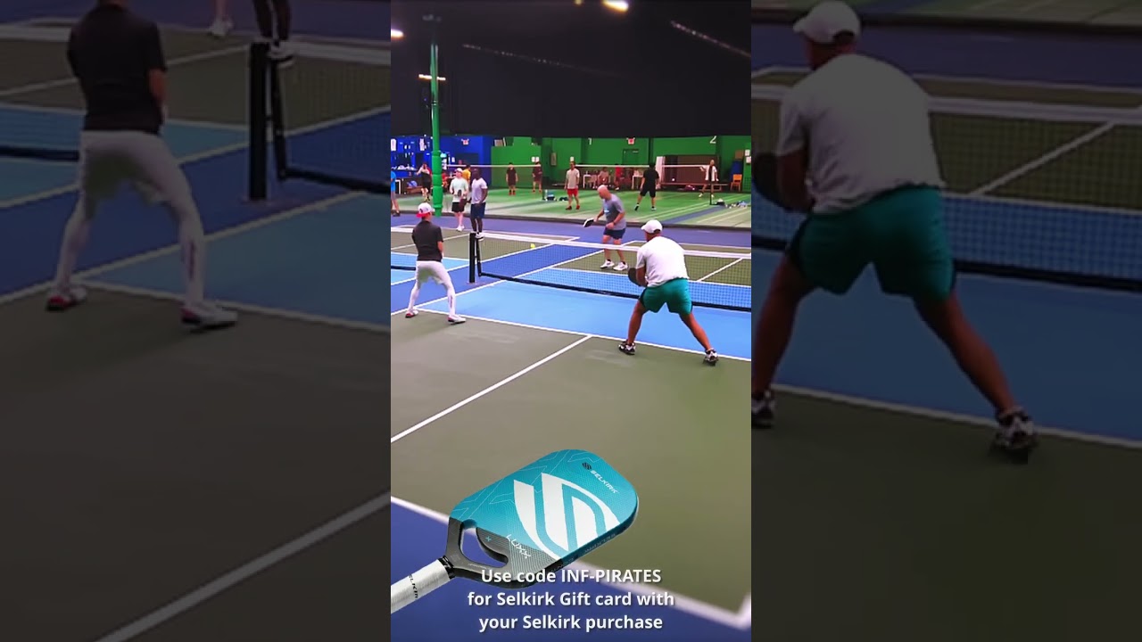 🧐Who Takes the Middle? #pickleballhighlights #pickleball #sports #sporthighlights