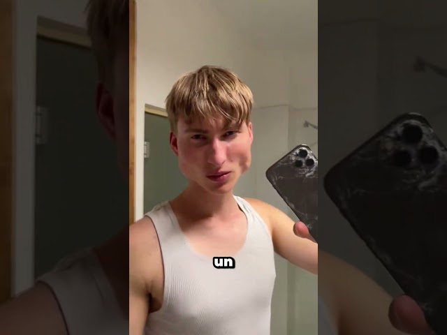 Il a trop forcé sur sa mâchoire, regardez le résultat !