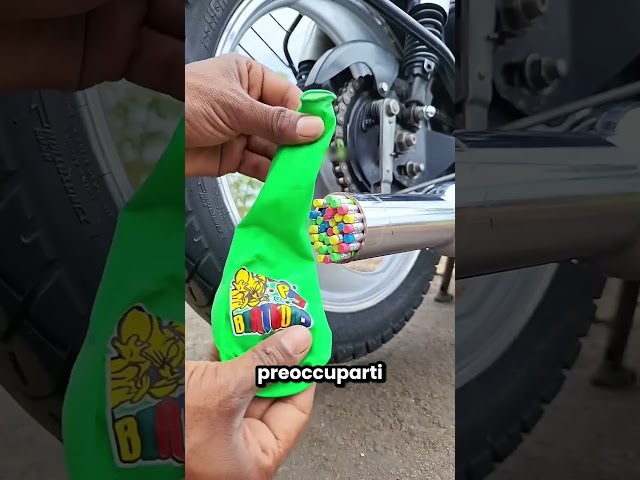 Ha messo tante matite nel tubo di scarico della moto 😱