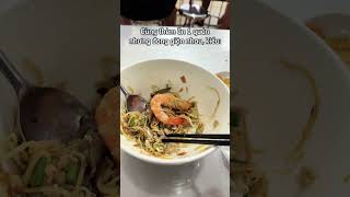 Ga-lăng với bả chút xíu mà bả dời bàn khác ngồi ăn luôn, kì dạ :)))#shorts #hellolapday