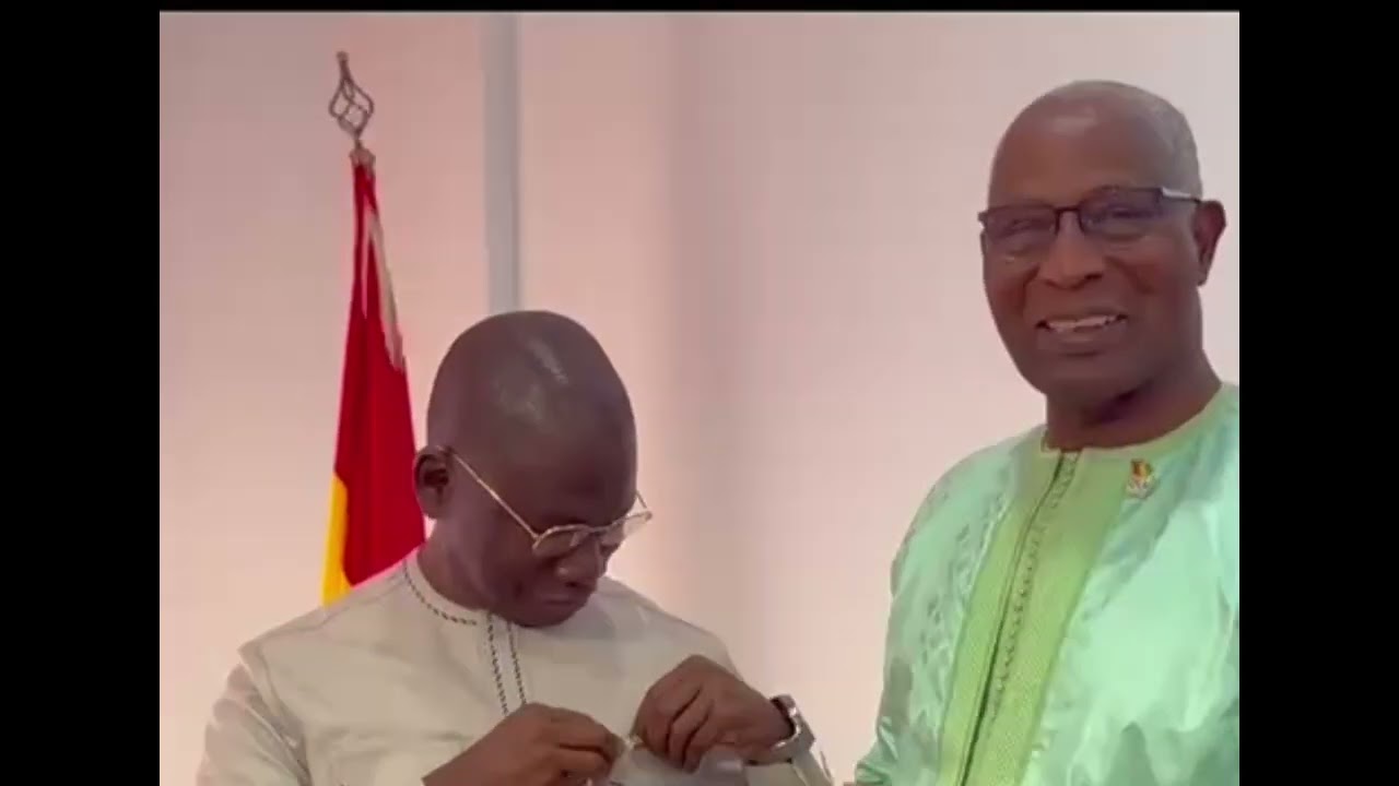 Référendum 2025 : Bah Oury remet des pins du “OUI” au DG de l'OGP