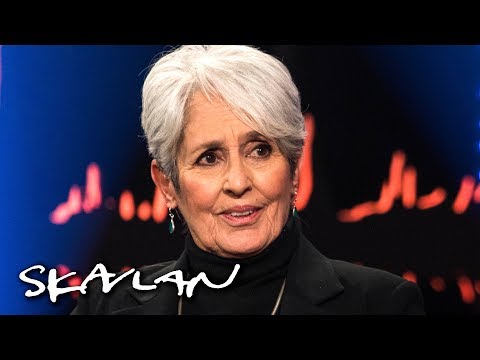 Joan Baez surprised by Scandinavian talk show: – I’m in culture shock | Skavlan