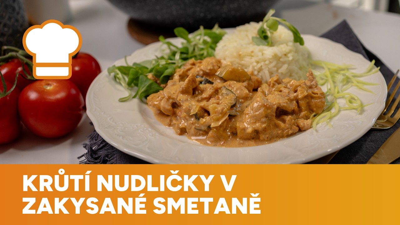 Krůtí nudličky se zeleninou v zakysané smetaně jsou rychlý a výživný oběd