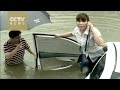 TV Journalist rescues trapped woman from sinking car-Exclusive visuals