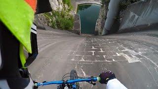 Bikers Rio Pardo | Vídeos | Biker encara descida de 60 metros em paredão de represa