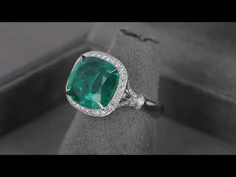Перстень из белого золота с изумрудом и бриллиантами