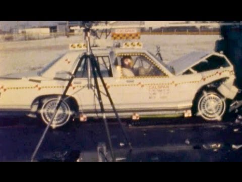 Video Crash Test Ford Crown Victoria 1998 - 2007