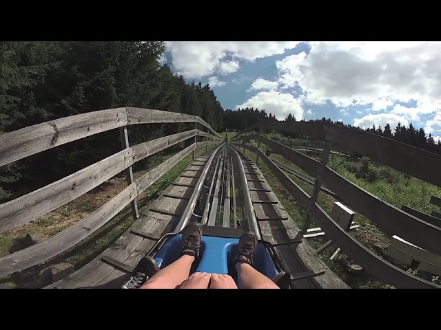 Vorschaubild für das Youtube-Video: Fahrt im Bayerwald-Coaster bei der Sommerrodelbahn in Sankt Englmar im Bayerischen Wald  | 360° Video