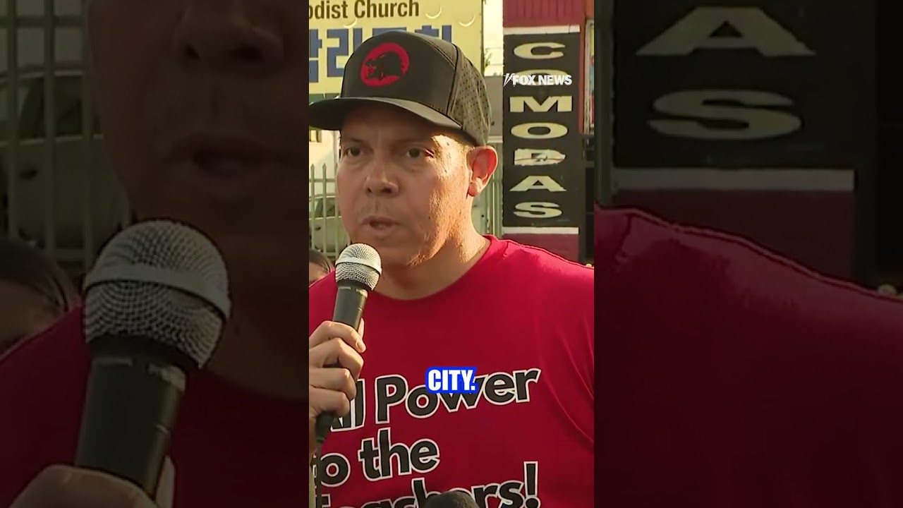 WATCH: Teacher warns federal agents that they're 'not the only ones with guns' #shorts #usa #us
