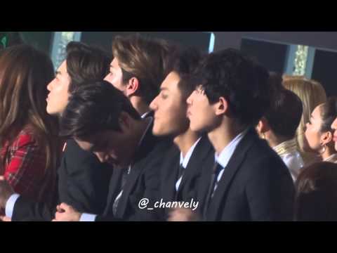 141221 SBS 가요대전 에이핑크 무대 보는 엑소