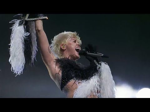 Miley Cyrus - Can't Be Tamed (Live at the Bangerz Tour)