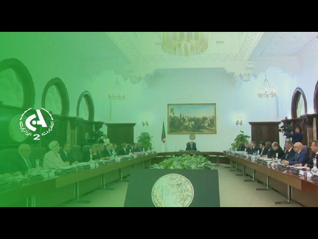 Le président de la république préside une réunion du conseil des ministres